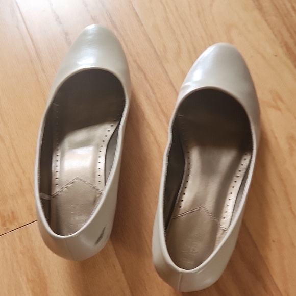 Basic Editions Elegant Cream Women's Shoes 10 W - Picture 9 of 17